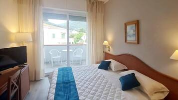 Chambre Deluxe double ou avec lits jumeaux, balcon, vue sur la colline