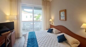 Deluxe kamer, 1 twee- of 2 eenpersoonsbedden, balkon, uitzicht op heuvels