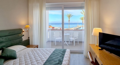 In-room safe, desk, laptop workspace, soundproofing. Hotel Levante - Isola d'Elba