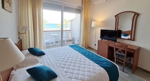 Triple Room, Balcony, Sea View | Peti besi dalam bilik, meja, ruang kerja komputer riba, kalis bunyi