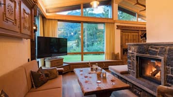 Chalet, 4 Schlafzimmer, Bergblick | Wohnbereich | Fernseher