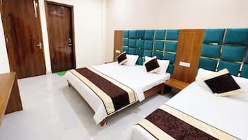 Deluxe Triple Room, Air conditioning | Hypo-allergenic bedding, desk, soundproofing, free WiFi
