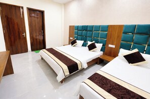 Deluxe driepersoonskamer, airconditioning | Hypoallergeen beddengoed, een bureau, geluiddichte muren, gratis wifi