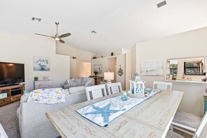 Dining - 🐶Pet Friendly Bouchelle Island Townhouse 🌊Riverfront Community 🎣Near Beach & Dining (New Smyrna Beach)