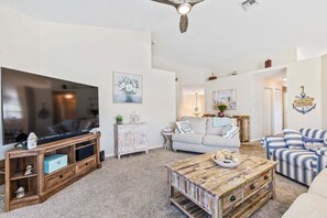 Smart TV, books - 🐶Pet Friendly Bouchelle Island Townhouse 🌊Riverfront Community 🎣Near Beach & Dining (New Smyrna Beach)