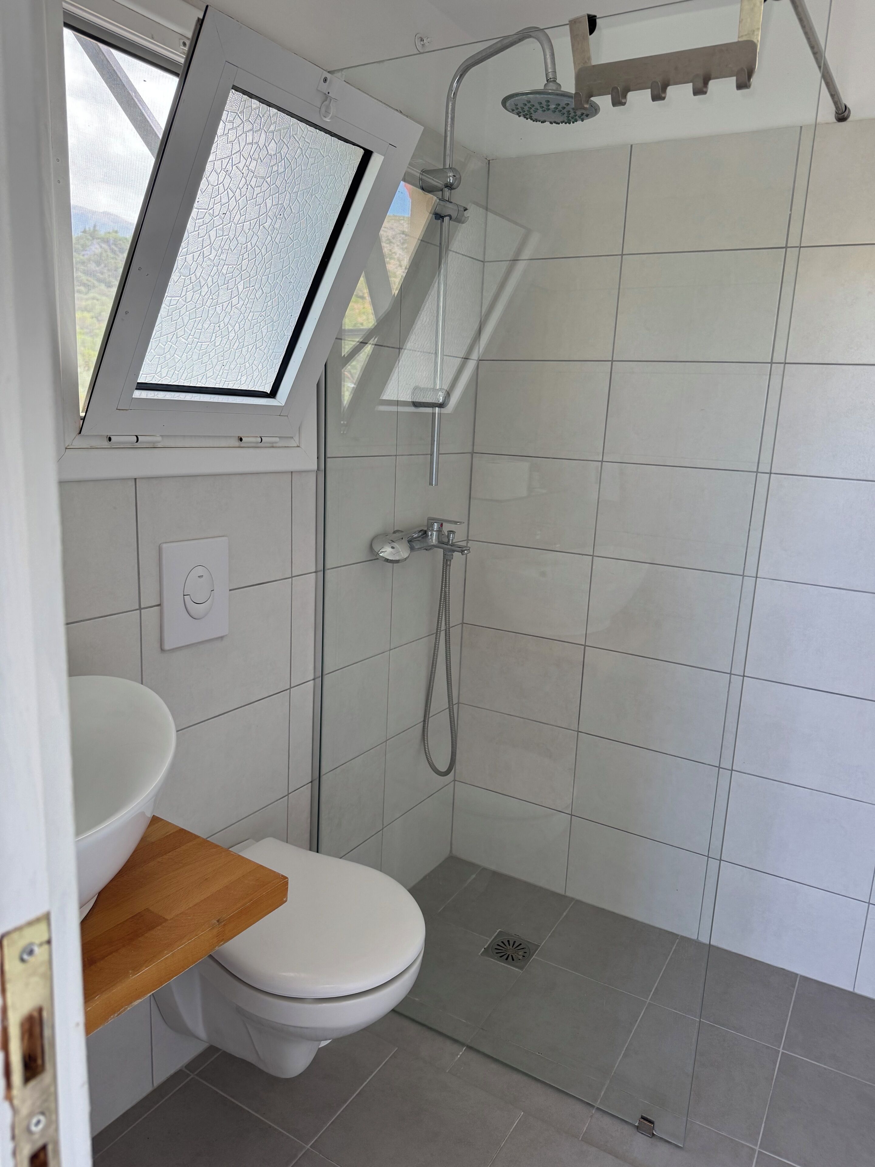 Classic Triple Room, Balcony, Sea View | Bathroom