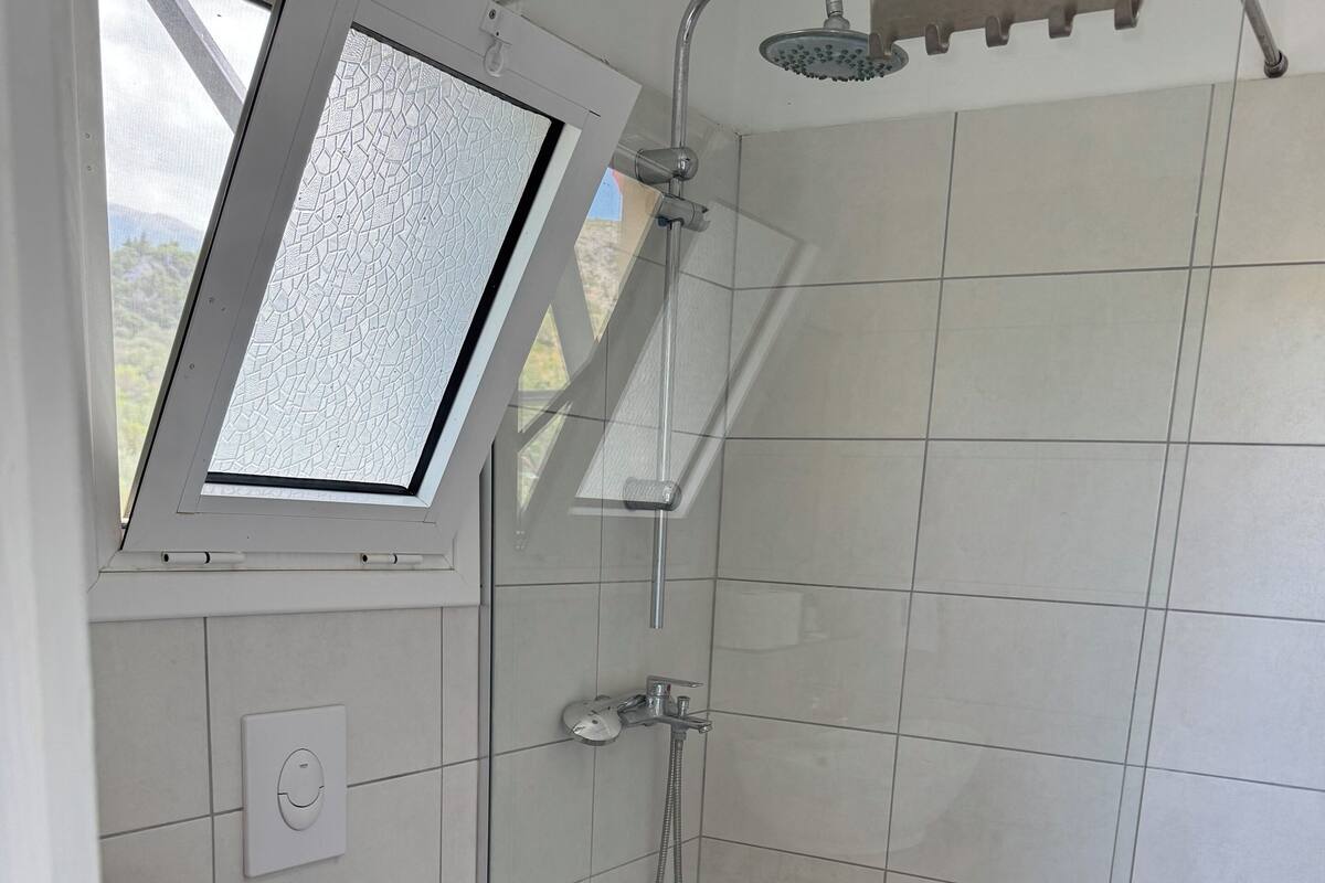 Habitación triple clásica, balcón, vistas al mar | Baño