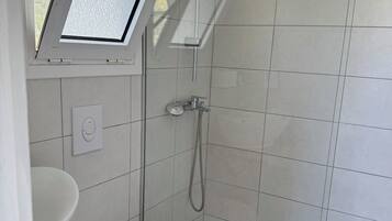 Klassieke driepersoonskamer, balkon, uitzicht op zee | Badkamer