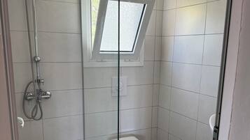 Klassieke driepersoonskamer, balkon, uitzicht op zee | Badkamer