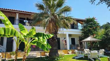 Klassieke driepersoonskamer, balkon, uitzicht op zee | Buiten dineren