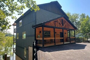 Exterior - Sanctuary Retreat | Lakefront Cabin Near Pigeon Forge & Gatlinburg (Sevierville)