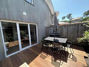 Outdoor dining - Duplex “Cap Ferret” Apartment with Shared Pool, Private Terrace and Wi-Fi (Lège-Cap-Ferret)