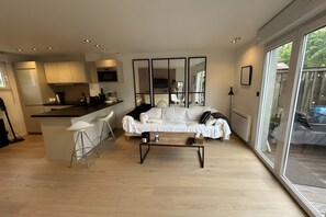 TV - Duplex “Cap Ferret” Apartment with Shared Pool, Private Terrace and Wi-Fi (Lège-Cap-Ferret)