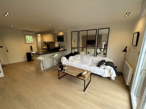 TV - Duplex “Cap Ferret” Apartment with Shared Pool, Private Terrace and Wi-Fi (Lège-Cap-Ferret)