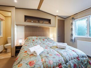 2 bedrooms, individually decorated, individually furnished, free WiFi - The But n Ben - Kelling Heath Holiday Park (Holt)