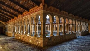 An interior with a series of arches and a stone floor. - B&B Mirò (Pieve di Soligo)