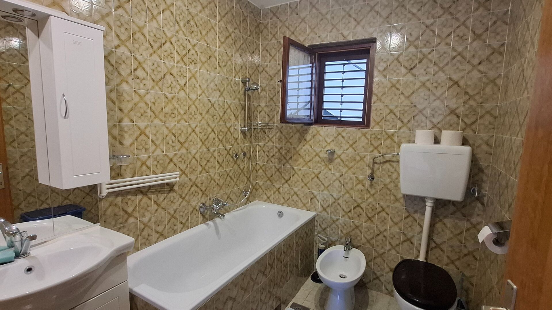 Chuveiro, toalhas de banho