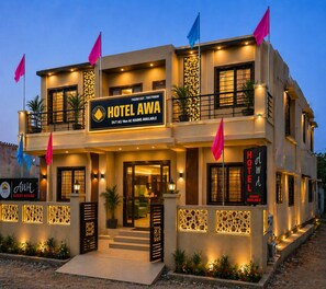 A multi-story hotel with a sign indicating 24/7 AC and non-AC rooms. - Hotel O AWA Palace (Agra)