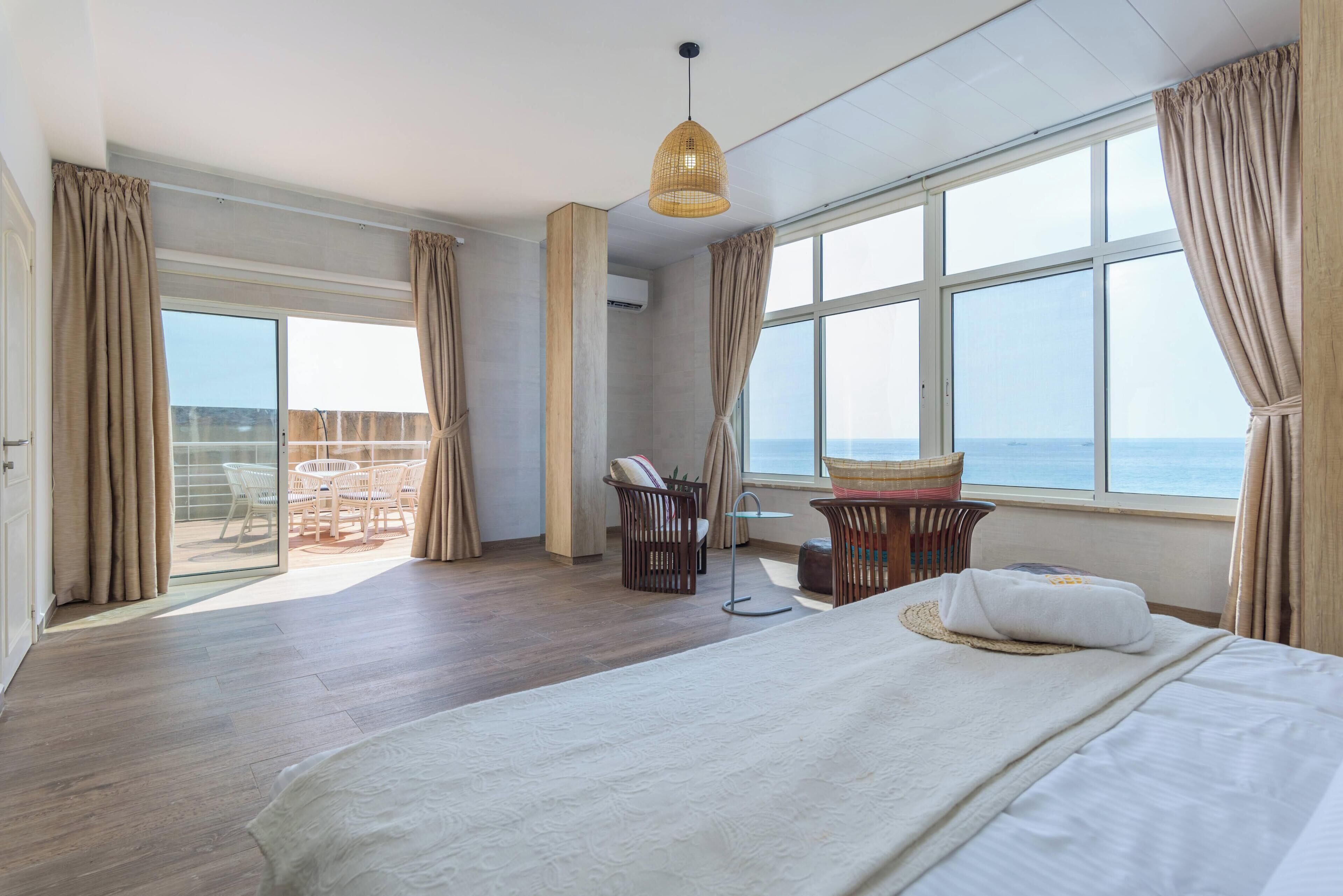 4 bedrooms, iron/ironing board, internet, bed sheets