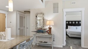 Ein Schlafzimmer mit Etagenbett, Schminktisch mit Spiegel, Lampe und einem kleinen Tisch mit Dekoration.