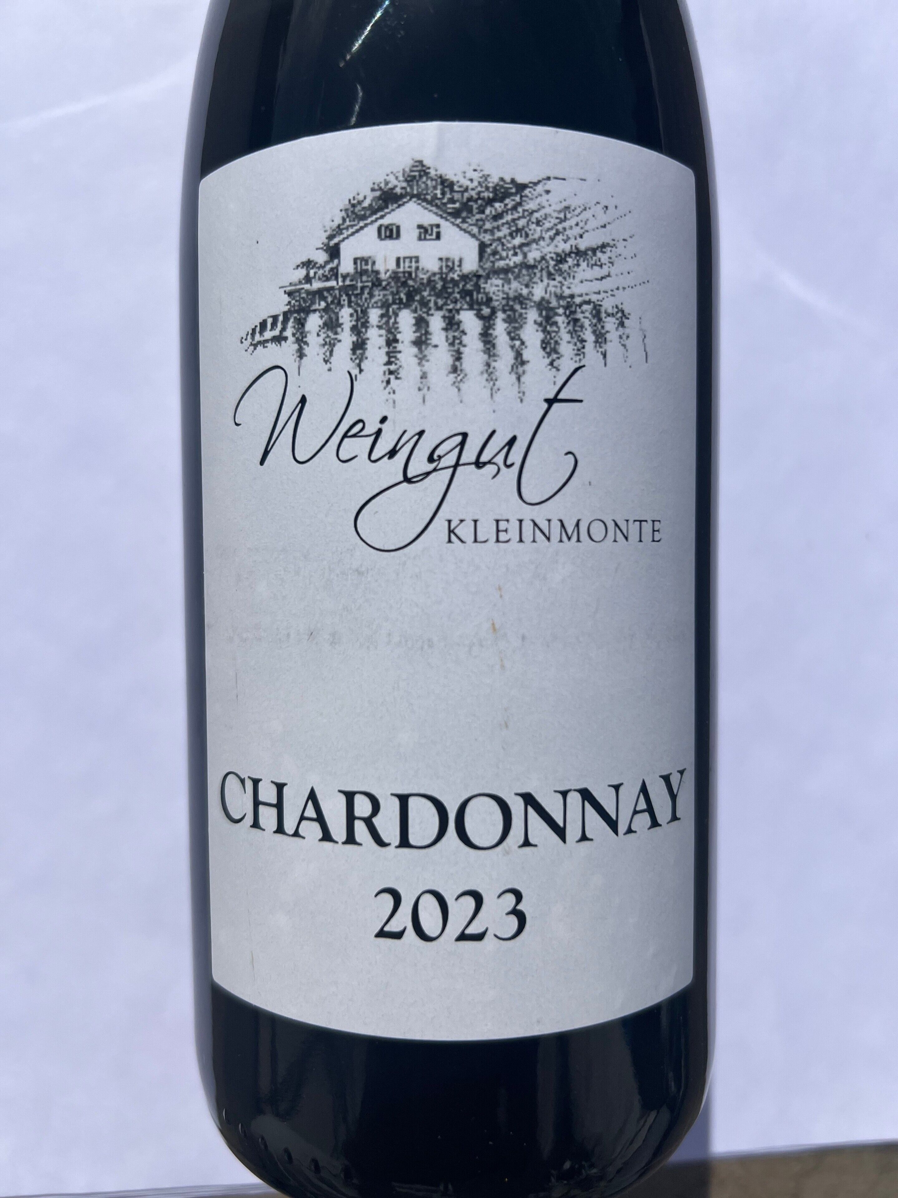 En vinetiket med navnet 'Weingut Kleinmonte' og ordet 'Chardonnay' samt årgangen '2023'.