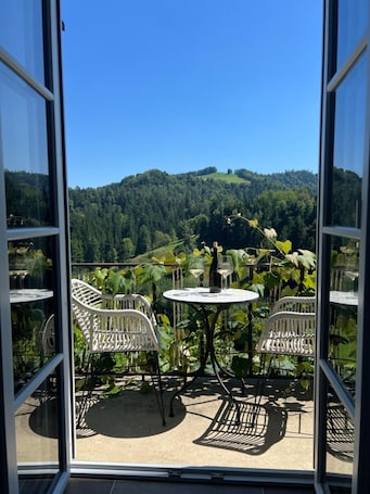 Outdoor dining. Apartment Weingut Kleinmonte with Mountain Views
