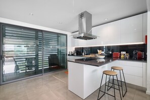 Fridge, microwave, oven, stovetop - Villa 'Meluna' with Balcony, Wi-Fi and Air Conditioning (Albufeira)