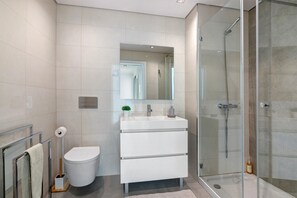 Douche, sèche-cheveux, serviettes fournies