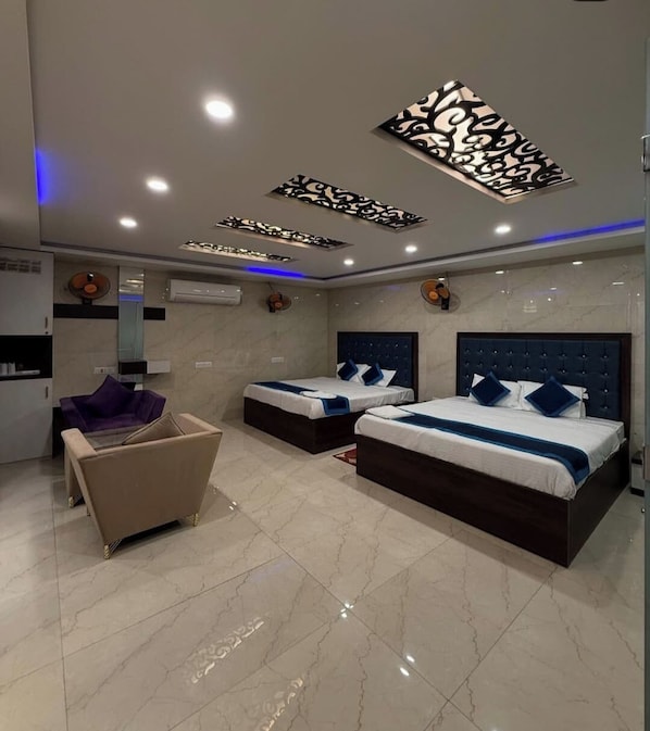 Family Quadruple Room | Desk, laptop workspace, free WiFi