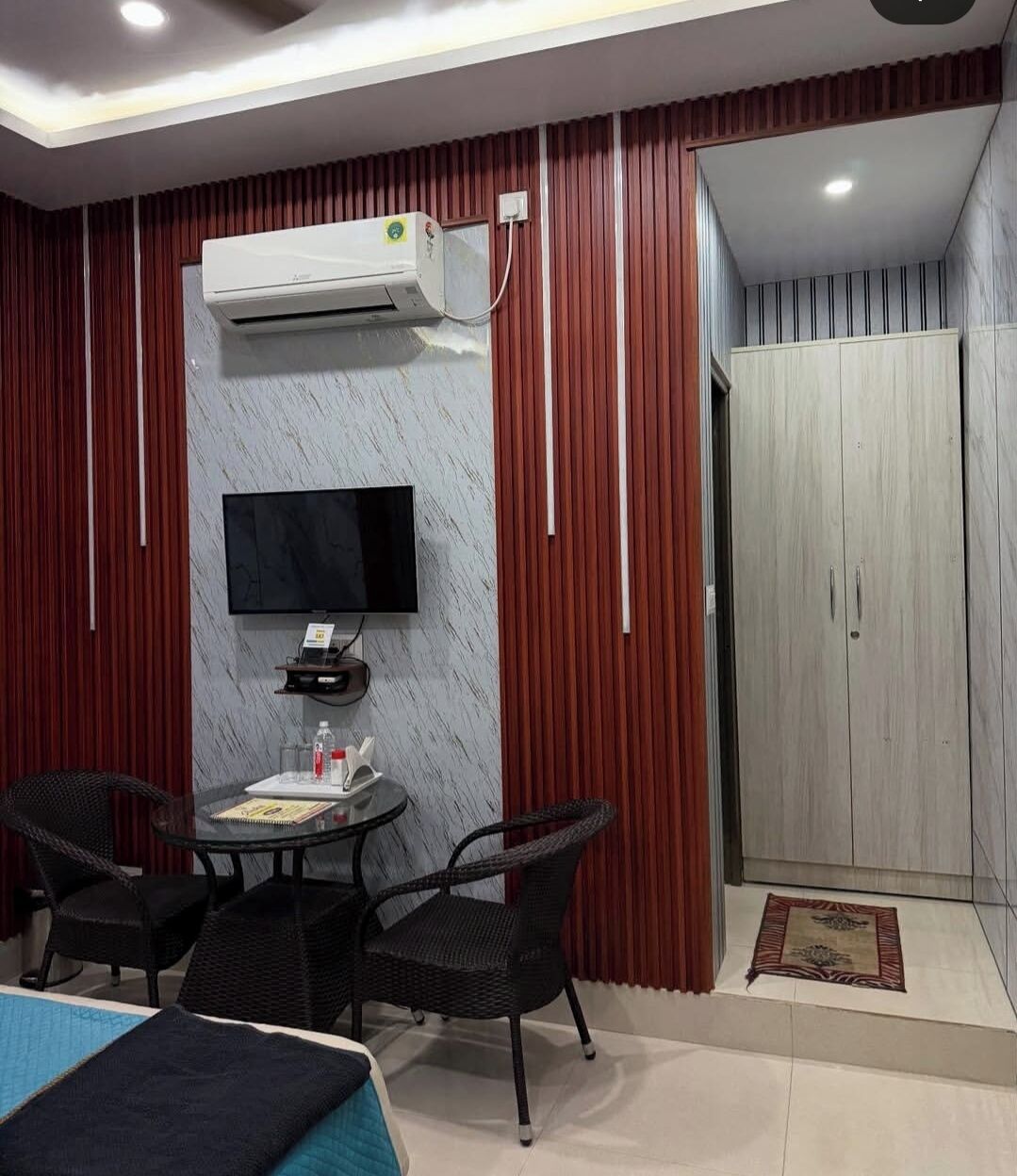 Deluxe Double Room | Dining