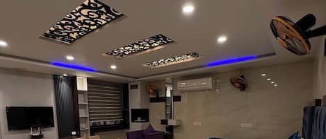 Family Quadruple Room | Desk, laptop workspace, free WiFi