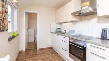 Wasserkocher mit Kaffee-/Teezubehör, Kühlschrank, Ofen, Herdplatte