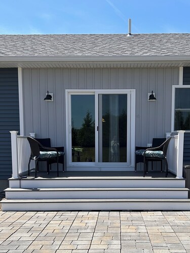 Yellow Chairs! Adorable 2-bedroom cottage w/AC. Close to Wells Beach!
