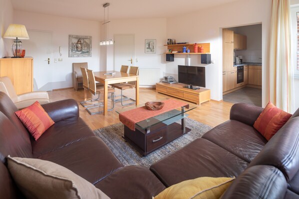 Fernseher, DVD-Player, Stereoanlage