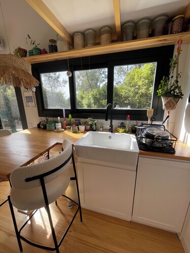 Ocean Art Tiny House – Serene Nature Escape in Amoreira