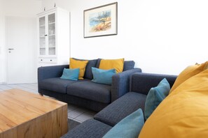 TV, books - Cozy vacation apartment with balcony (Juist)