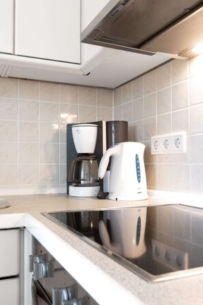 Fridge, microwave, oven, stovetop - Cozy vacation apartment with balcony (Juist)