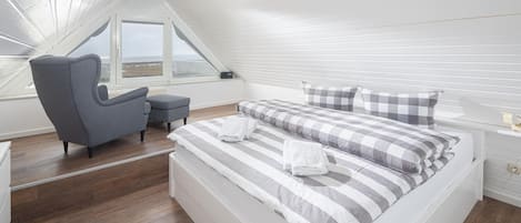 2 bedrooms, iron/ironing board, travel cot, free WiFi