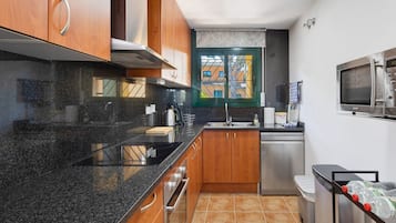 Frigorifero, microonde, forno, piano cottura