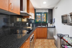 Fridge, microwave, oven, stovetop - Townhouse with Garden and Shared Pool (Pals)