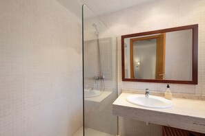 Shower, hair dryer, towels - Townhouse with Garden and Shared Pool (Pals)