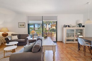 TV - Townhouse with Garden and Shared Pool (Pals)