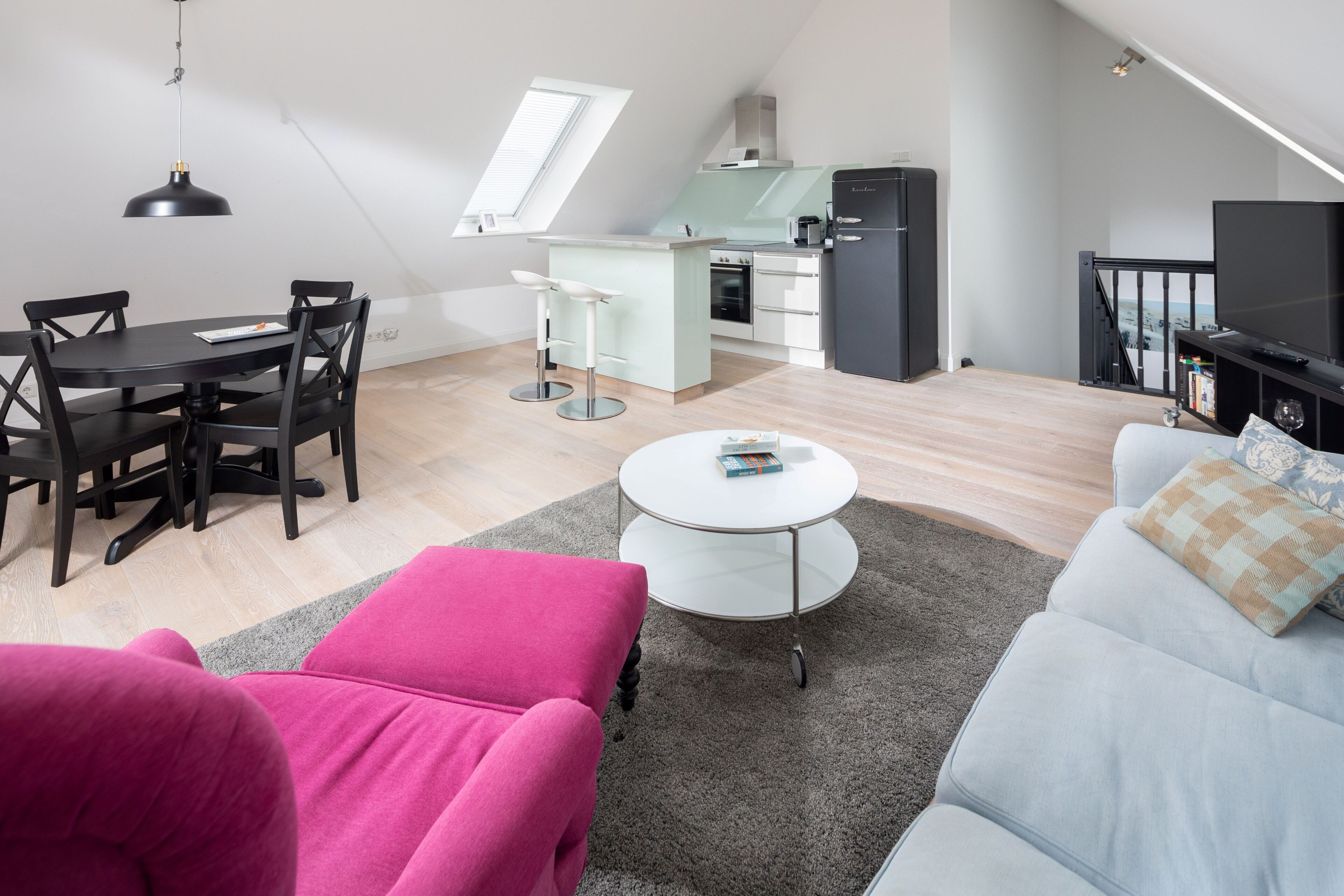 Un loft moderno con comedor, cocina y sala de estar.