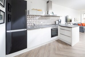 Wasserkocher mit Kaffee-/Teezubehör, Kühlschrank, Ofen, Herdplatte