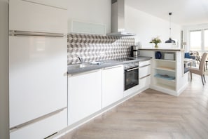 Coffee/tea maker, fridge, oven, stovetop - Relaxation and Adventure: Your Dream Vacation at the Sonnenrose Vacation Rental! (Juist)
