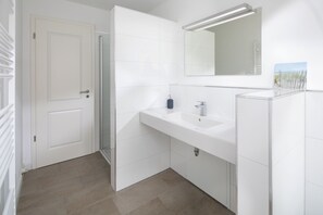 Shower, hair dryer - Relaxation and Adventure: Your Dream Vacation at the Sonnenrose Vacation Rental! (Juist)