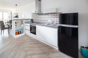 Coffee/tea maker, fridge, oven, stovetop - "Enjoy an unforgettable stay at the charming Seehase vacation rental!" (Juist)