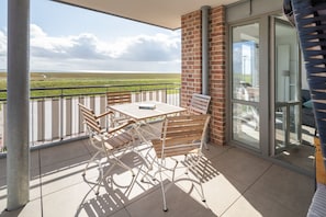 Outdoor dining - "Enjoy an unforgettable stay at the charming Seehase vacation rental!" (Juist)