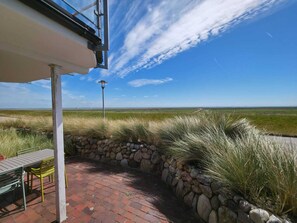Terrace/patio - "Relaxation and adventure: vacation apartment with sea view on Juist!" (Juist)