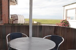 Outdoor dining - "Haus Sanderling Meeresbrise: Your perfect vacation home on the coast!" (Juist)